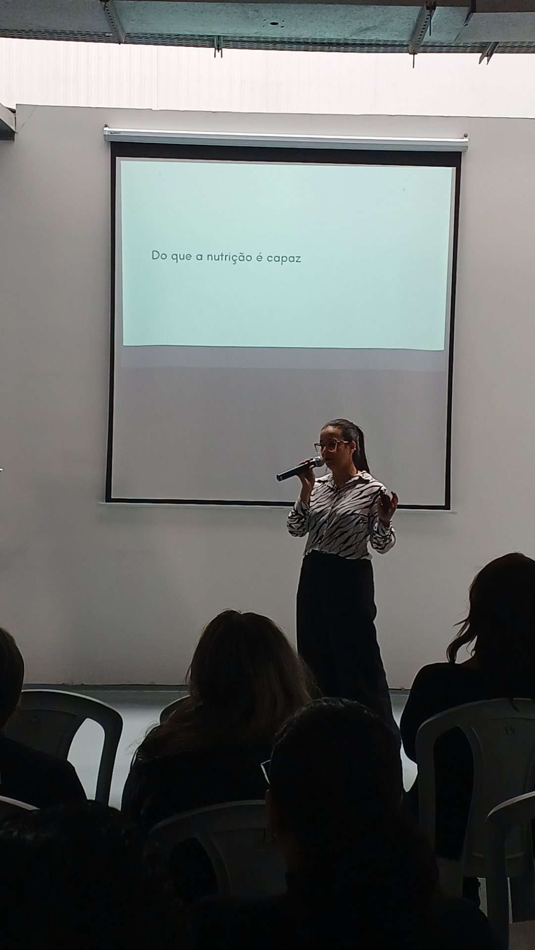 Daniella Barbosa ministrando palestra de nutrição durante a Semana SIPAT em uma empresa