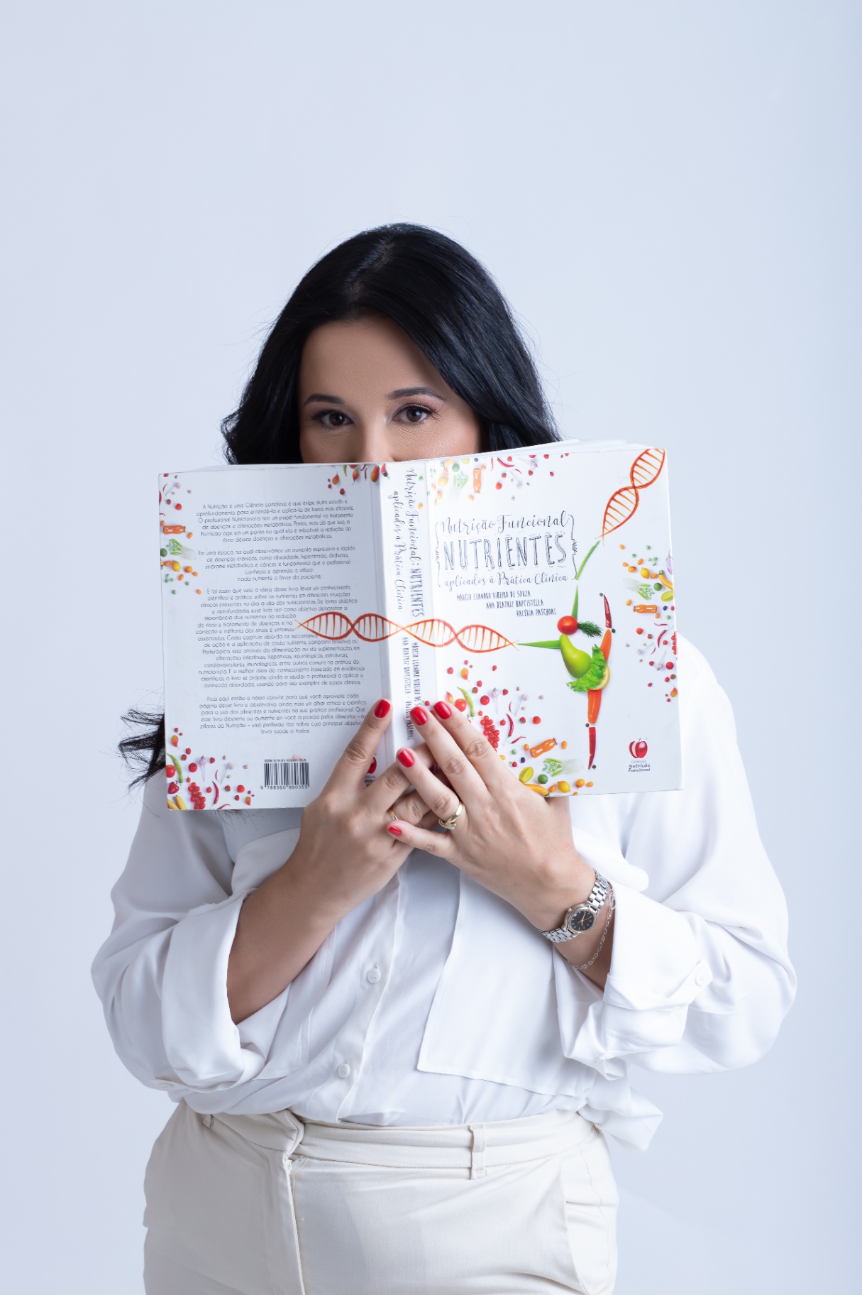 Retrato editorial de Daniella Barbosa, nutricionista clínica funcional